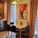 Lovely One-bedroom With Patio Free Parking Varsó