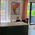 Apartman Lovely One-bedroom With Patio Free Parking Varsó