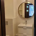Lovely One-bedroom With Patio Free Parking Apartman Varsó