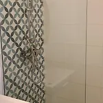 Lovely One-bedroom With Patio Free Parking