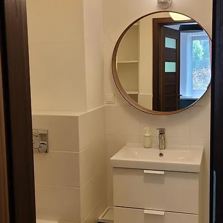 Lovely One-bedroom With Patio Free Parking Apartment Warschau