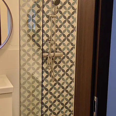 Appartamento Lovely One-bedroom With Patio Free Parking