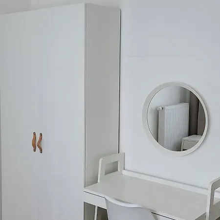 Apartament Lovely One-bedroom With Patio Free Parking Warszawa