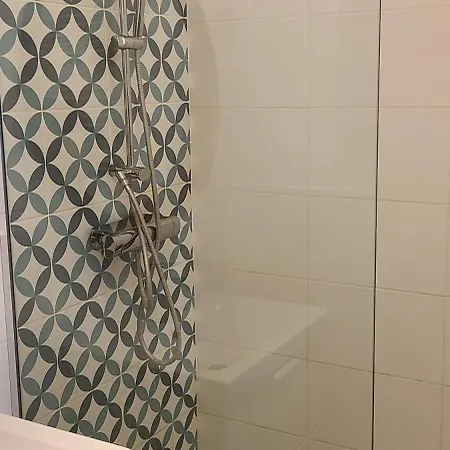 Lovely One-bedroom With Patio Free Parking