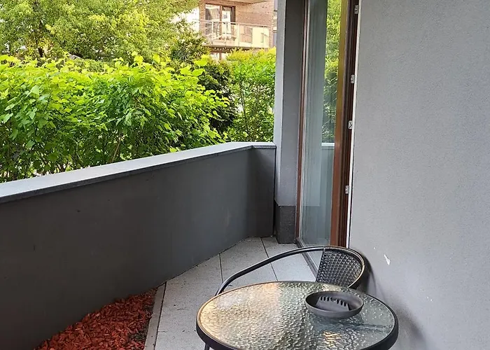 Lovely One-bedroom With Patio Free Parking