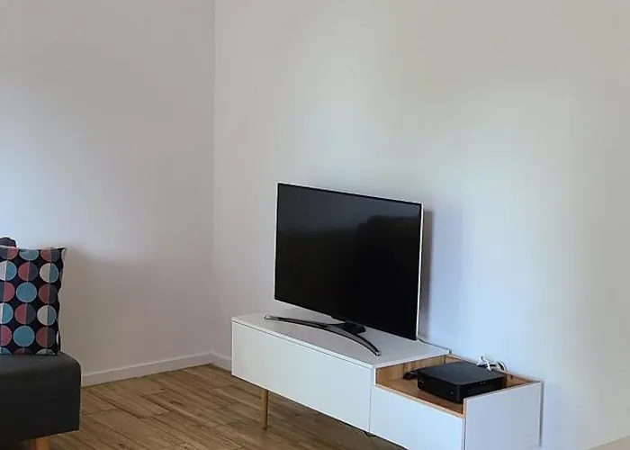 Lovely One-bedroom With Patio Free Parking *