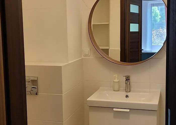 Lovely One-bedroom With Patio Free Parking Apartman Varsó