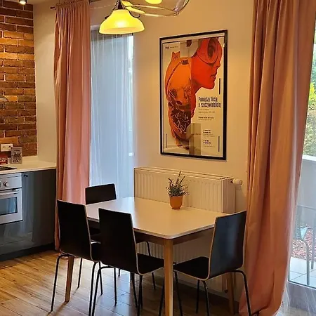 Lovely One-bedroom With Patio Free Parking Varšava