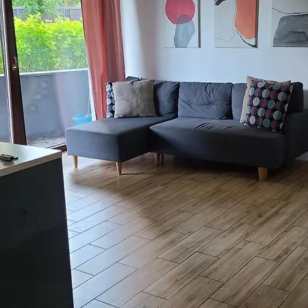 Daire Lovely One-bedroom With Patio Free Parking Varşova